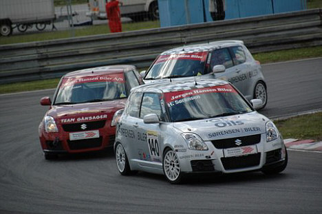 Der var kamp om pladsen i det første sving efter langsiden på Padborg Park. Her er det Henrik Sørensen i nr. 140, Søren H. Lauridsen i rød Suzuki Swift samt Peter Sørensen i nummer 170.